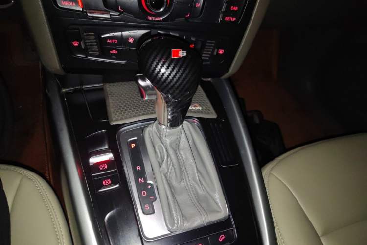 Used Audi Q5 2010 2.0TFSI Trendy Edition Gear Lever