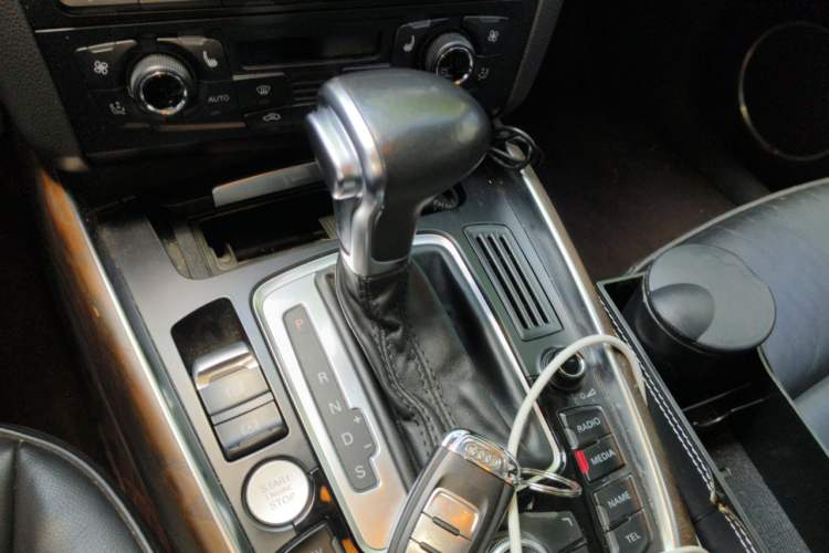 Used Audi Q5 2010 3.2 FSI Sport Edition Gear Lever