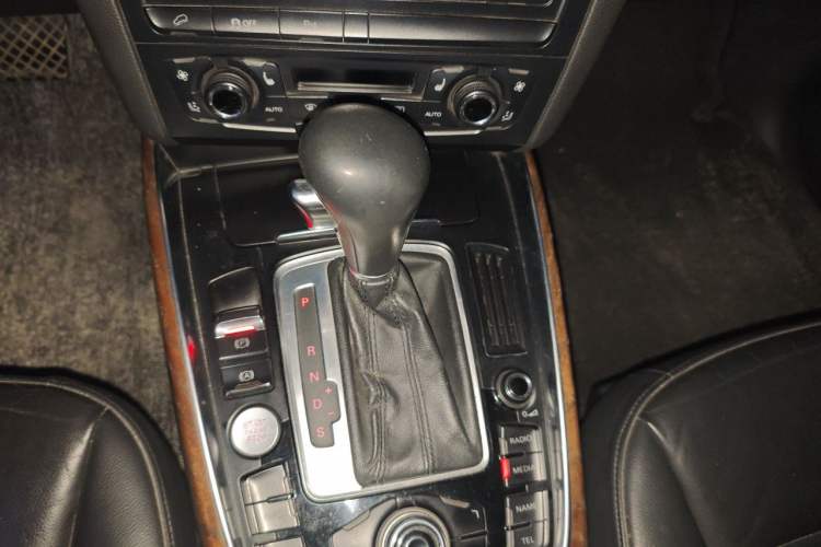 Used Audi Q5 2010 3.2 FSI Sport Edition Gear Lever