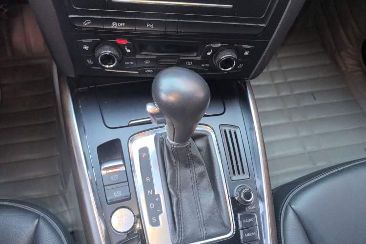 Used Audi Q5 2010 3.2 FSI Sport Edition Gear Lever