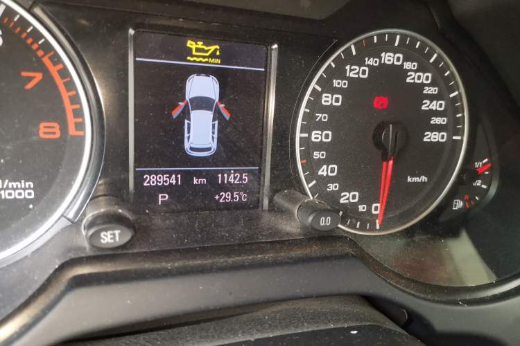 Used Audi Q5 2010 2.0TFSI Luxury Edition Odometer Close Up