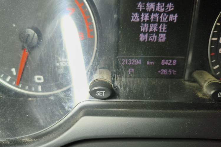 Used Audi Q5 2010 3.2 FSI Sport Edition Odometer Close Up