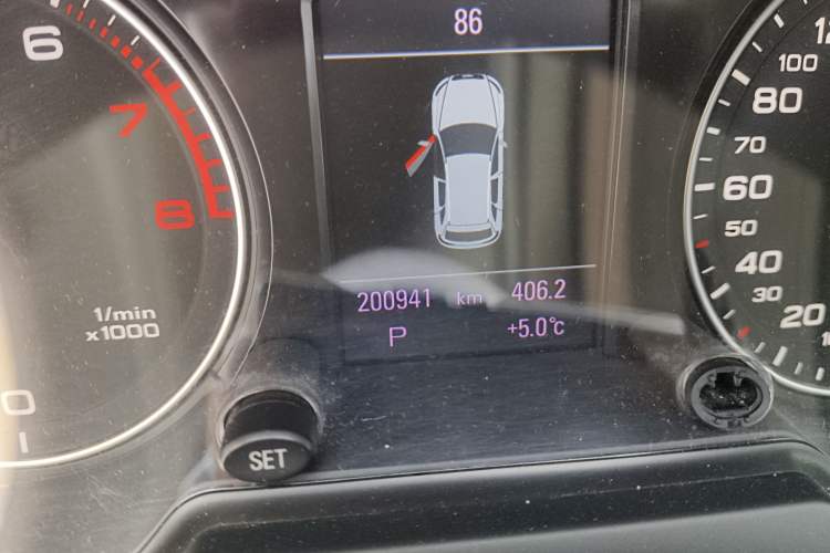 Used Audi Q5 2010 3.2 FSI Sport Edition Odometer Close Up