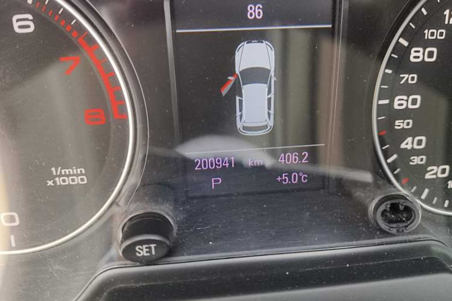 Used Audi Q5 2010 3.2 FSI Sport Edition Odometer Close Up