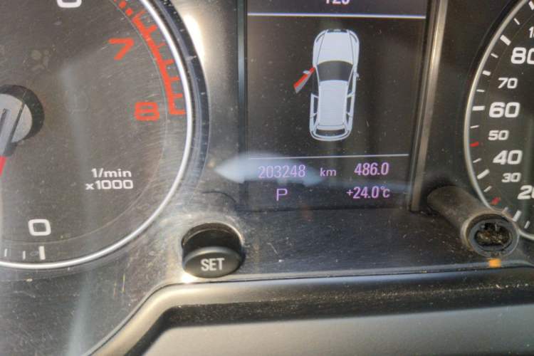Used Audi Q5 2010 3.2 FSI Sport Edition Odometer Close Up