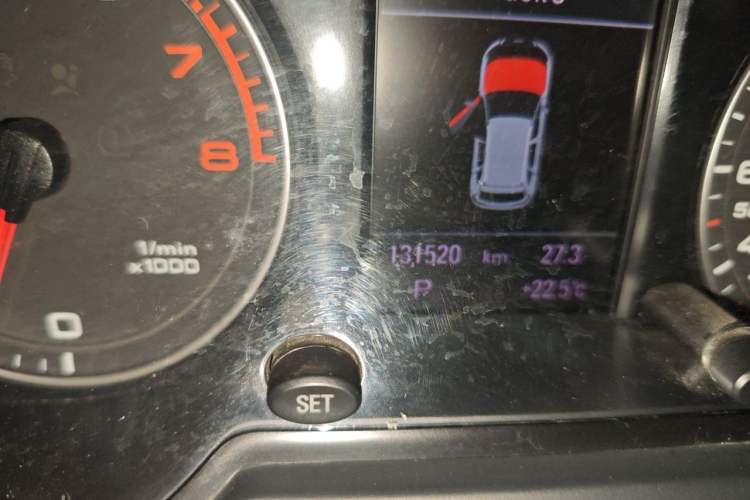 Used Audi Q5 2010 3.2 FSI Sport Edition Odometer Close Up