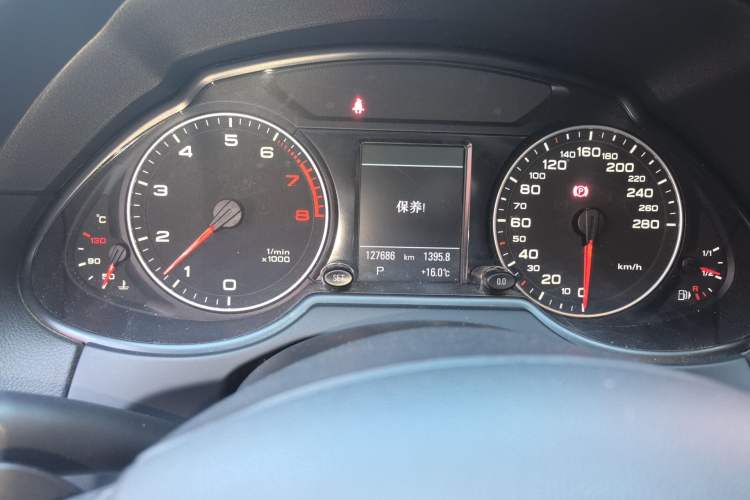 Used Audi Q5 2010 3.2 FSI Sport Edition Odometer Close Up