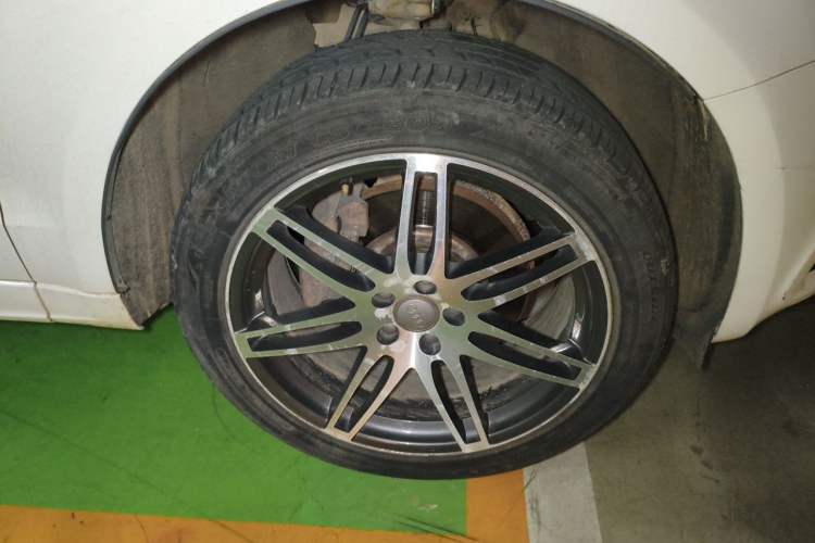Used Audi Q5 2010 3.2 FSI Sport Edition Right Front Wheel Hub