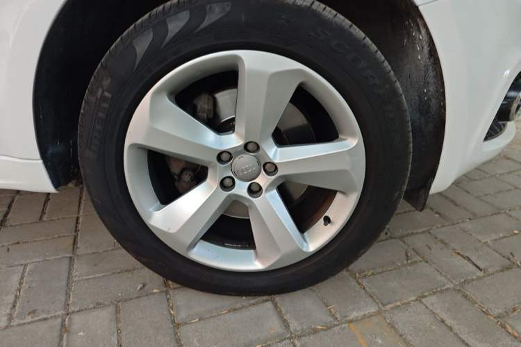 Used Audi Q5 2010 3.2 FSI Sport Edition Right Front Wheel Hub