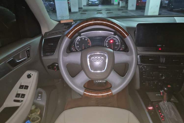 Used Audi Q5 2010 2.0TFSI Trendy Edition Steering Wheel