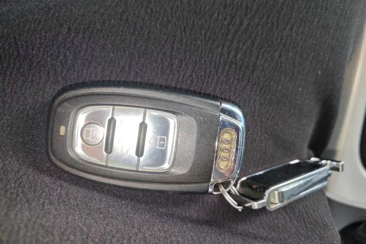 Used Audi Q5 2010 2.0TFSI Comfort Version Vehicle Key