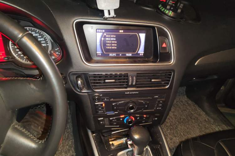 Used Audi Q5 2010 2.0TFSI Trendy Edition Audio And AC Panel
