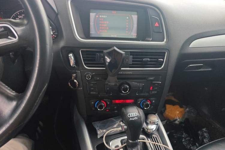 Used Audi Q5 2010 2.0TFSI Comfort Version Audio And AC Panel