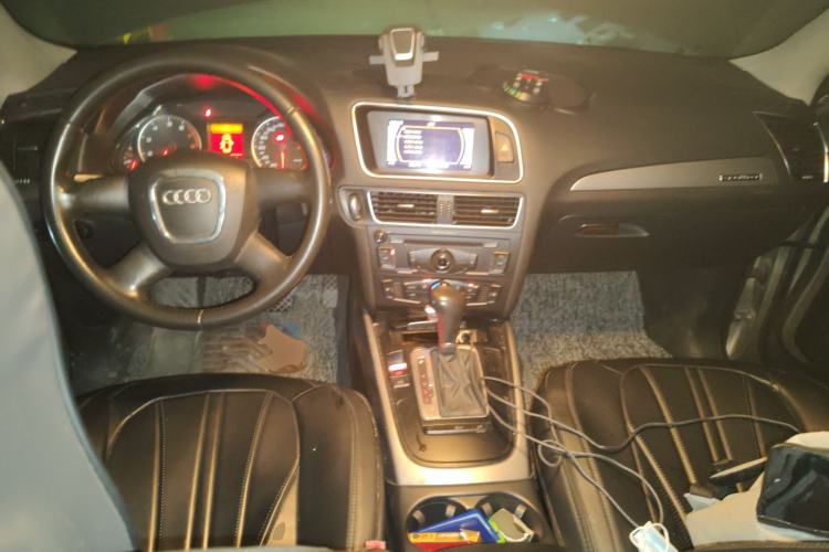 Used Audi Q5 2010 2.0TFSI Trendy Edition Center Console