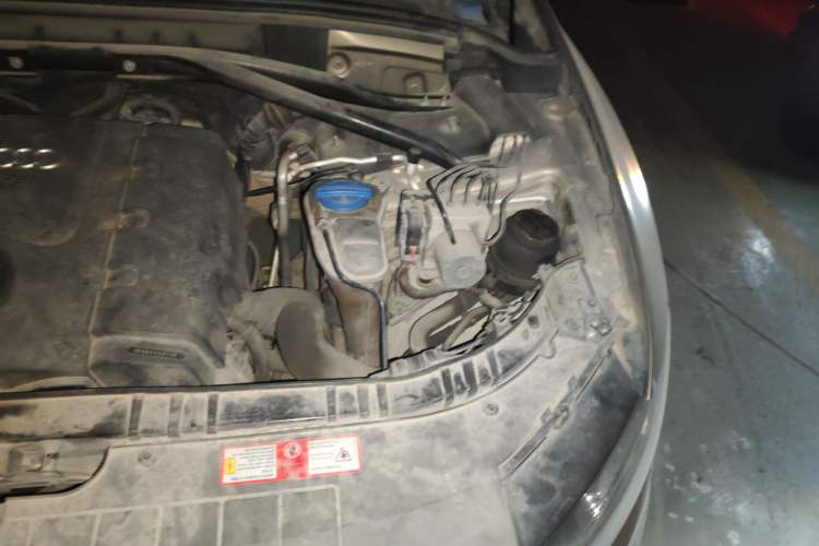 Used Audi Q5 2010 2.0TFSI Trendy Edition Engine Bay Left