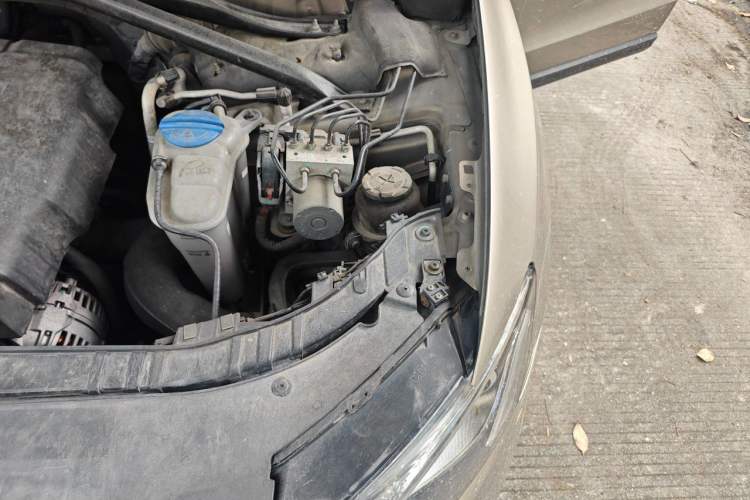 Used Audi Q5 2010 2.0TFSI Comfort Version Engine Bay Left