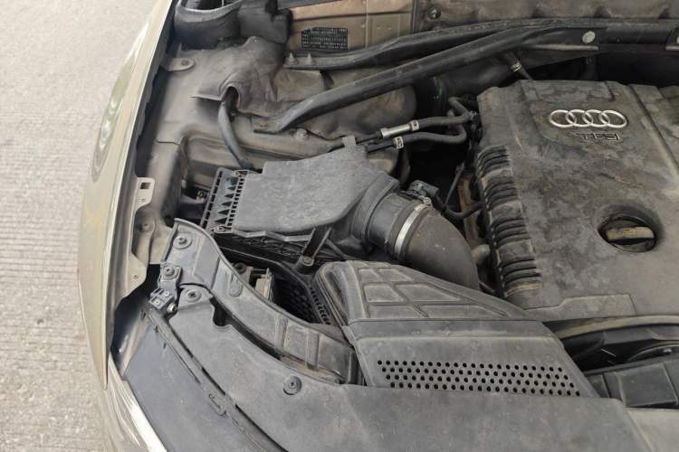 Used Audi Q5 2010 2.0TFSI Comfort Version Engine Bay Right