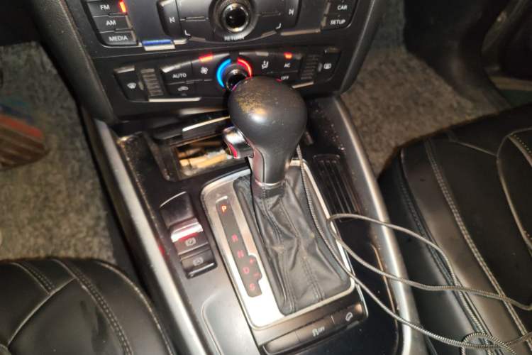 Used Audi Q5 2010 2.0TFSI Trendy Edition Gear Lever