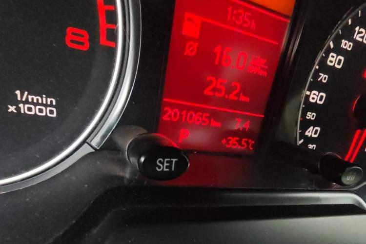 Used Audi Q5 2010 2.0TFSI Comfort Version Odometer Close Up