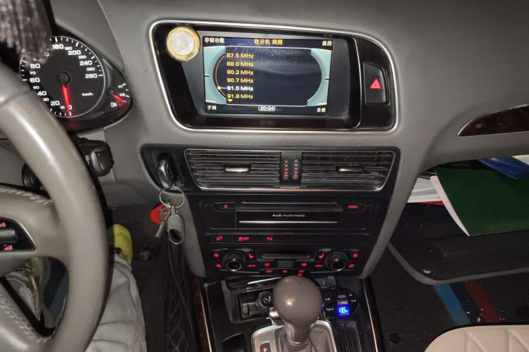 Used Audi Q5 2011 2.0TFSI Technology Model Audio And AC Panel