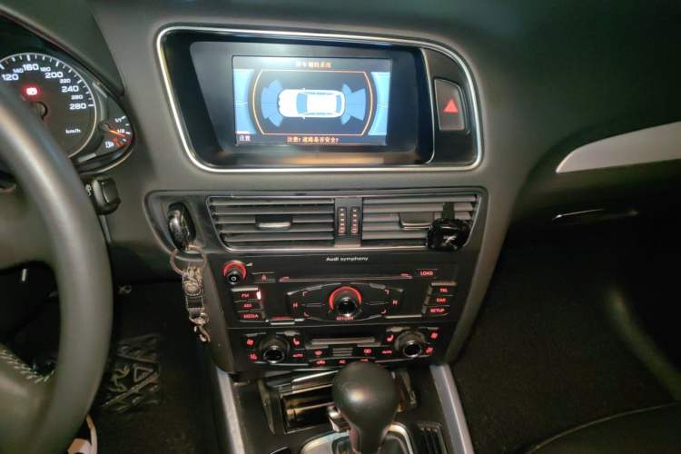 Used Audi Q5 2011 2.0TFSI Technology Model Audio And AC Panel