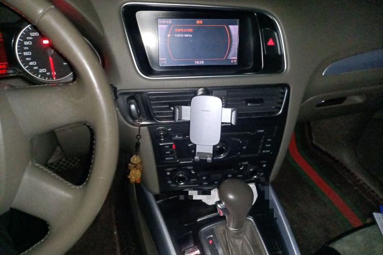 Used Audi Q5 2011 2.0TFSI Technology Model Audio And AC Panel