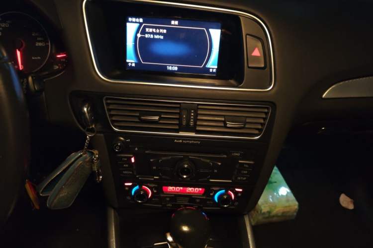 Used Audi Q5 2011 2.0TFSI Technology Model Audio And AC Panel