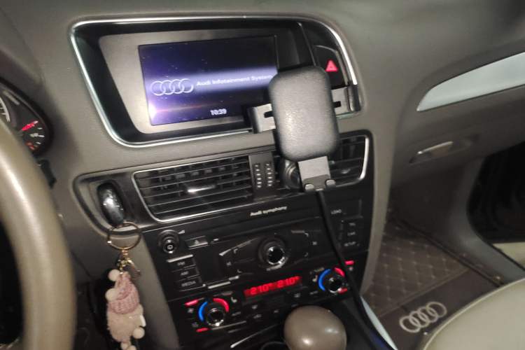 Used Audi Q5 2011 2.0TFSI Technology Model Audio And AC Panel