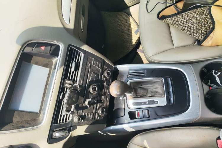 Used Audi Q5 2011 2.0TFSI Technology Model Audio And AC Panel