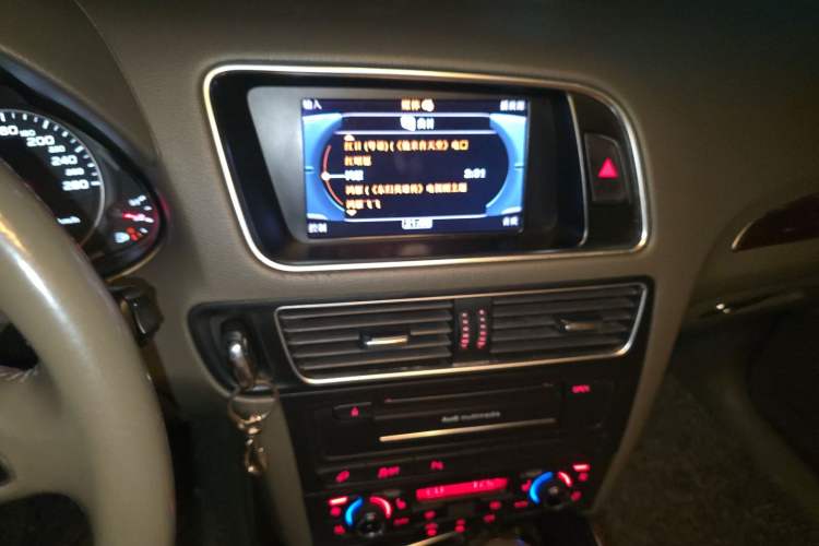 Used Audi Q5 2011 2.0TFSI Comfort Version Audio And AC Panel