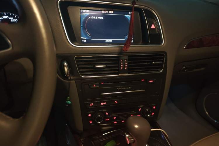Used Audi Q5 2011 2.0TFSI Comfort Version Audio And AC Panel