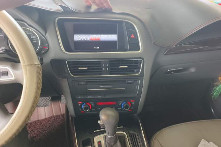 Used Audi Q5 2011 2.0TFSI Comfort Version Audio And AC Panel