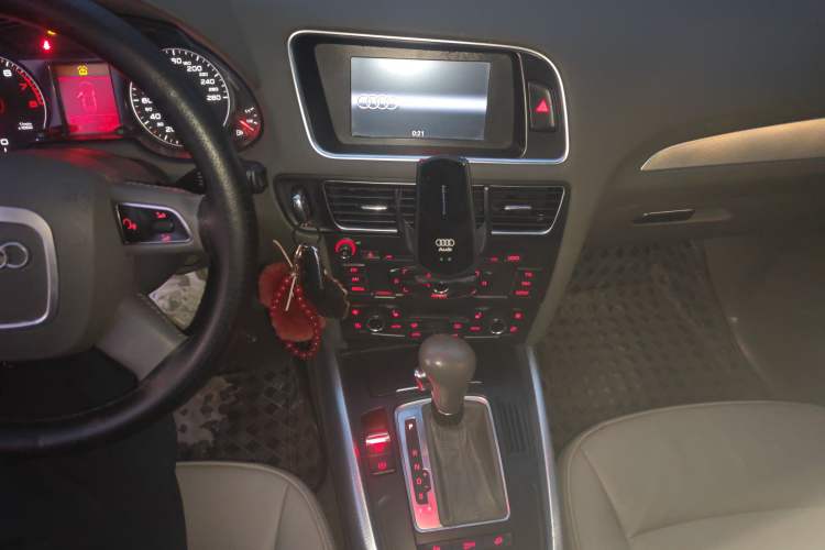 Used Audi Q5 2011 2.0TFSI Comfort Version Audio And AC Panel