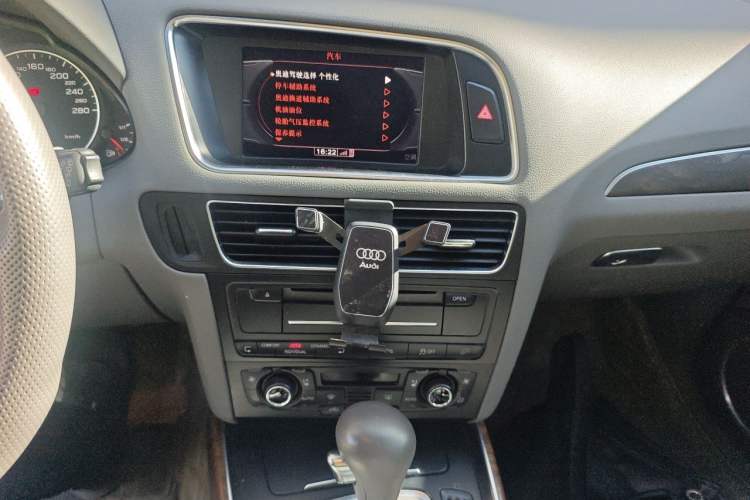Used Audi Q5 2011 2.0TFSI Luxury Edition Audio And AC Panel