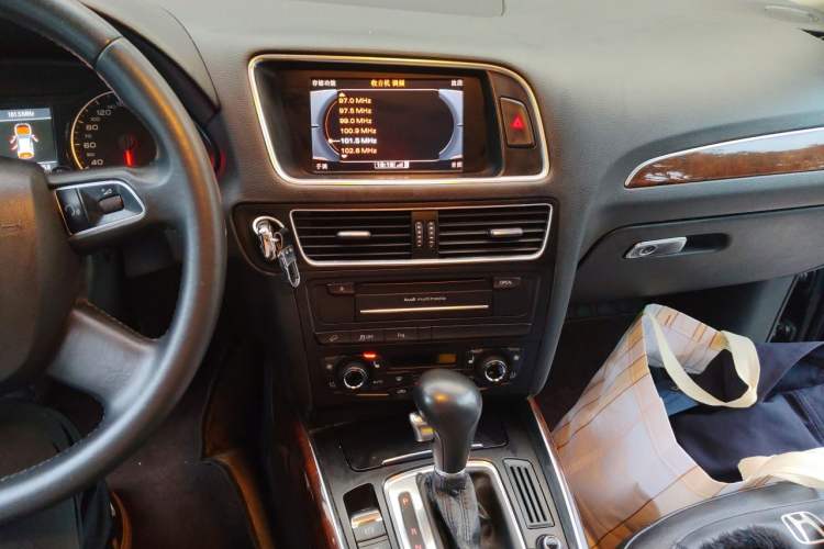 Used Audi Q5 2011 2.0TFSI Comfort Version Audio And AC Panel