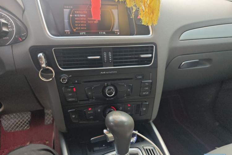 Used Audi Q5 2011 2.0TFSI Ambition Edition Audio And AC Panel
