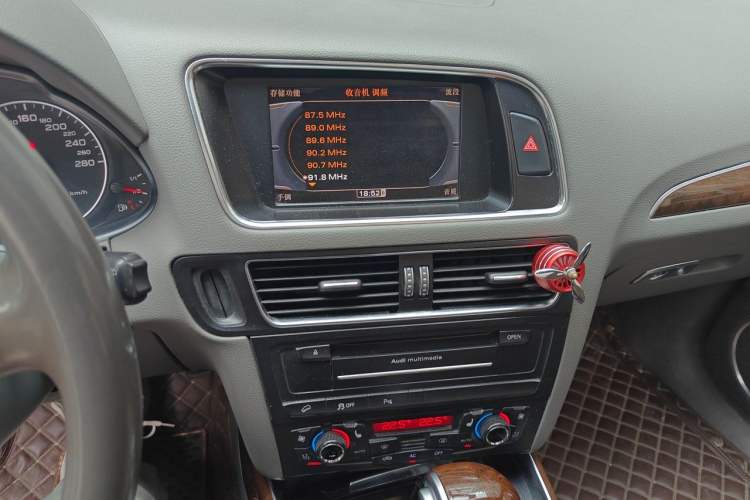 Used Audi Q5 2011 2.0TFSI Comfort Version Audio And AC Panel