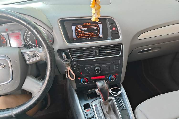 Used Audi Q5 2011 2.0TFSI Technology Model Audio And AC Panel