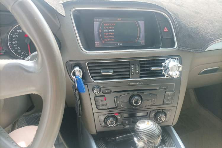 Used Audi Q5 2011 2.0TFSI Technology Model Audio And AC Panel