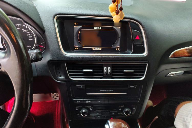 Used Audi Q5 2011 2.0TFSI Ambition Edition Audio And AC Panel