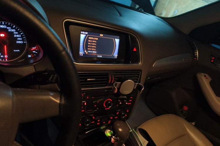 Used Audi Q5 2011 2.0TFSI Technology Model Audio And AC Panel