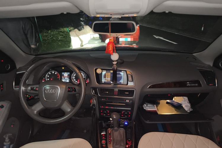 Used Audi Q5 2011 2.0TFSI Technology Model Center Console