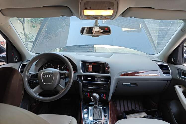 Used Audi Q5 2011 2.0TFSI Comfort Version Center Console