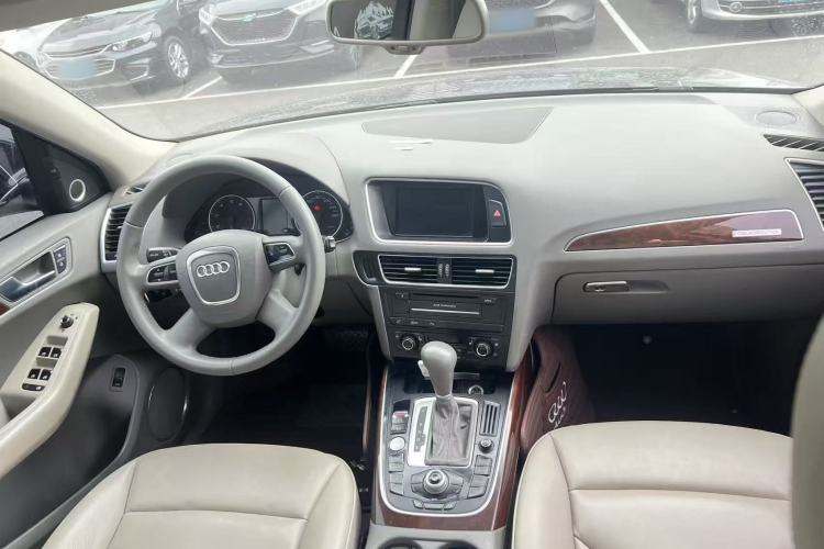 Used Audi Q5 2011 2.0TFSI Comfort Version Center Console