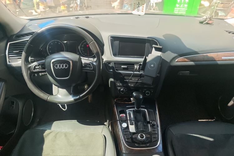 Used Audi Q5 2011 2.0TFSI Luxury Edition Center Console