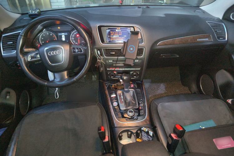 Used Audi Q5 2011 2.0TFSI Luxury Edition Center Console