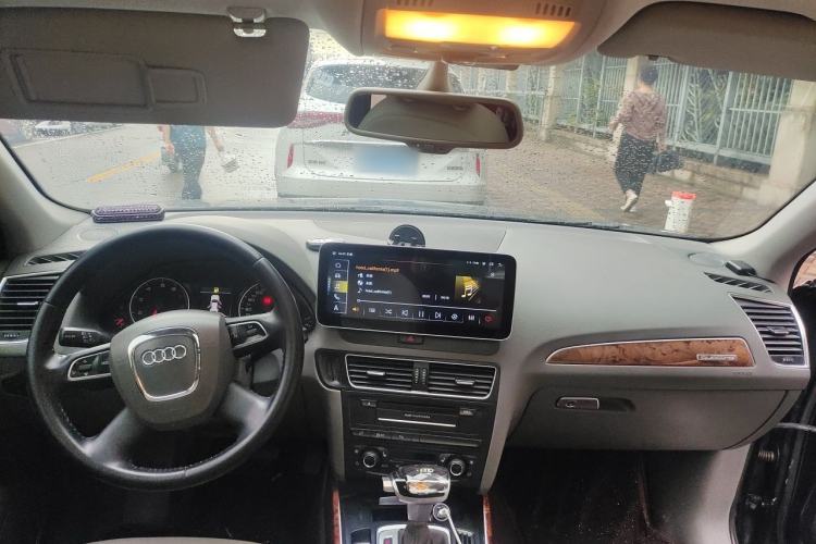 Used Audi Q5 2011 2.0TFSI Comfort Version Center Console