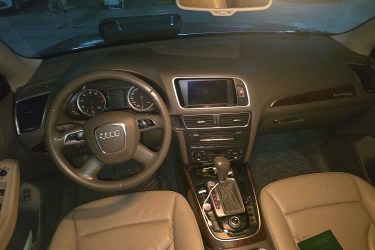 Used Audi Q5 2011 2.0TFSI Comfort Version Center Console