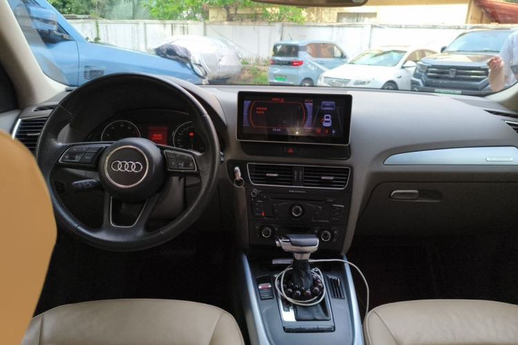 Used Audi Q5 2011 2.0TFSI Technology Model Center Console