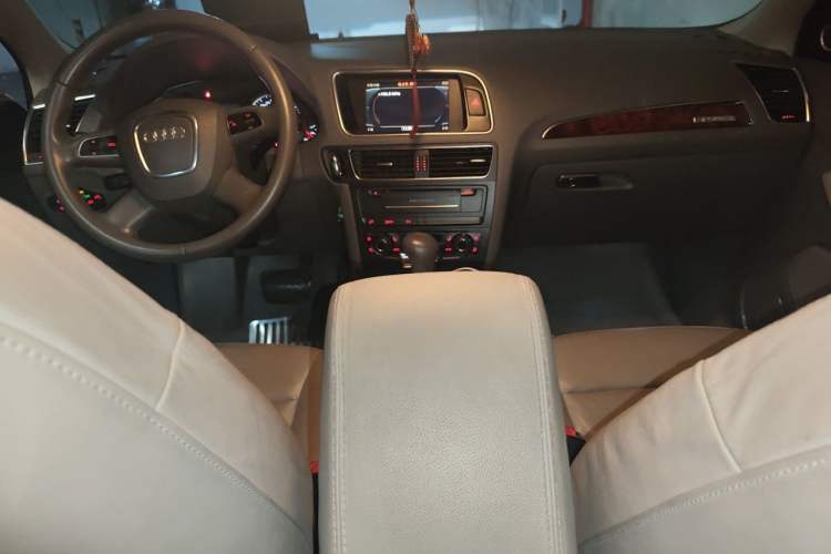 Used Audi Q5 2011 2.0TFSI Comfort Version Center Console